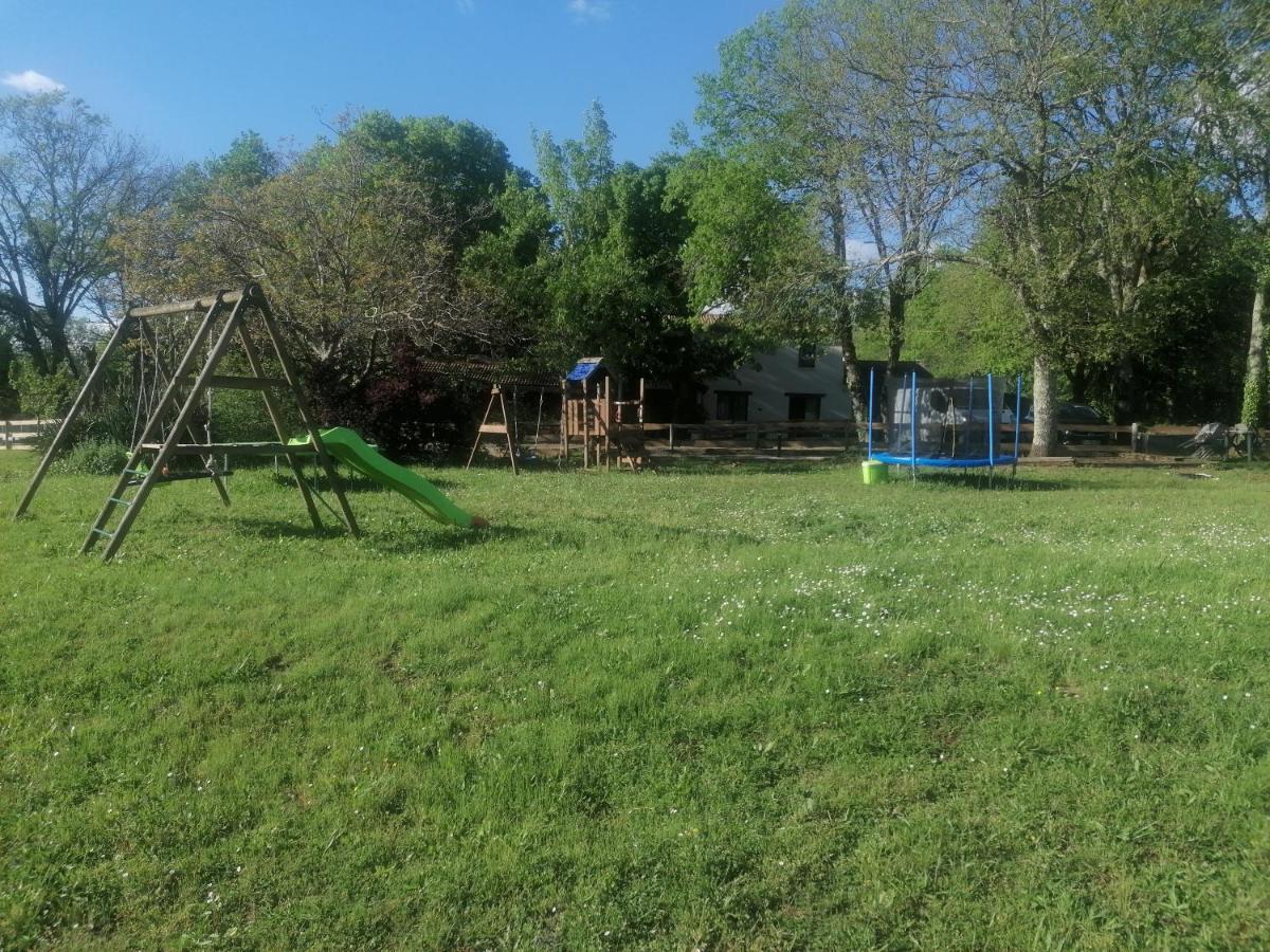 Emplacement Tente Camping Car Saint-Aubin-de-Nabirat Εξωτερικό φωτογραφία